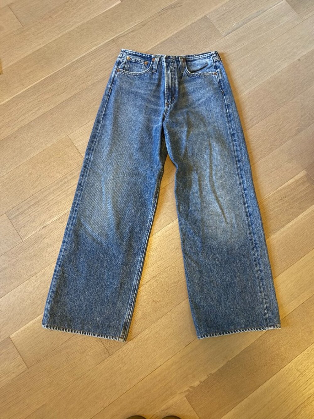 AGOLDE Lex Low-Rise Wide-Leg Jeans in faded medium-wash denim - Picture 5 of 9